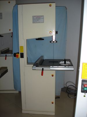 220V बैंड सॉ कटिंग मशीन ISO 3HP हॉरिजॉन्टल बैंड सॉ प्रेसिजन