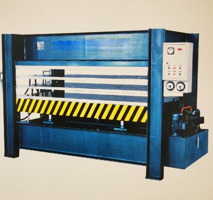 लकड़ी के काम के लिए CE प्रमाणन लकड़ी दबाने वाली मशीन कूल प्रेस मशीन 220V